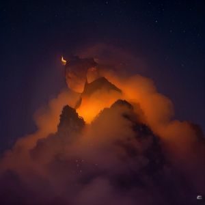 午夜福利导航技术负责人陈默的工作照，他在暗色主题的代码编辑器前维护链接健康检测系统，屏幕上显示着各条目的可用性监控仪表盘