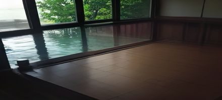 版权法律书籍与法槌特写，象征互联网内容版权保护与法律边界，暖金色调专业感
